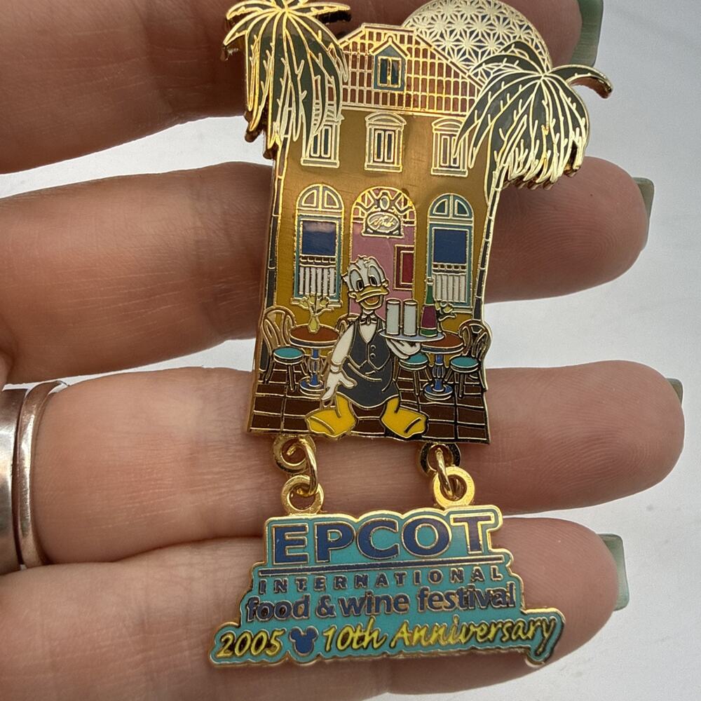 Disney Pin- Epcot International Food and Wine Festival 2005- Donald Duck (AP)
